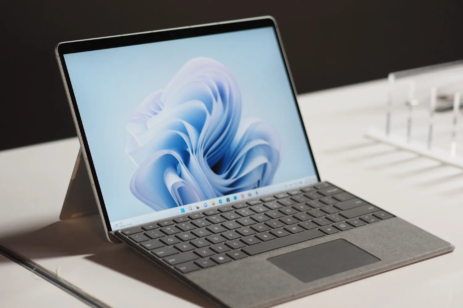 Hợp Thành Thịnh - Microsoft Surface Pro 10 Core Ultra 7 165U/RAM 32GB/SSD 1TB