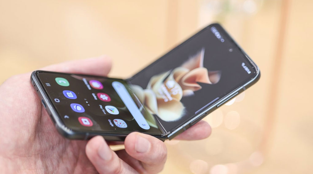 Samsung Galaxy Z Flip3 5G 256GB | Màn hình uống dẻo gập thoải mái